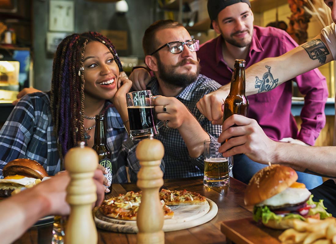 burger2-company-firends-in-pub burger2-company-firends-in-pub